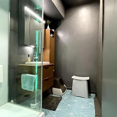 4 Family And Air-conditioned Apartment *